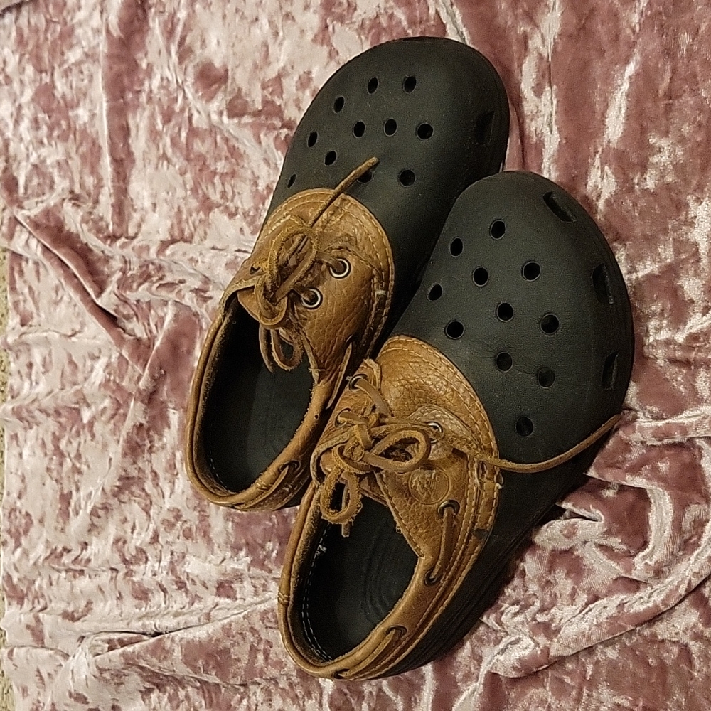 Crocs size is good condition womens 7
